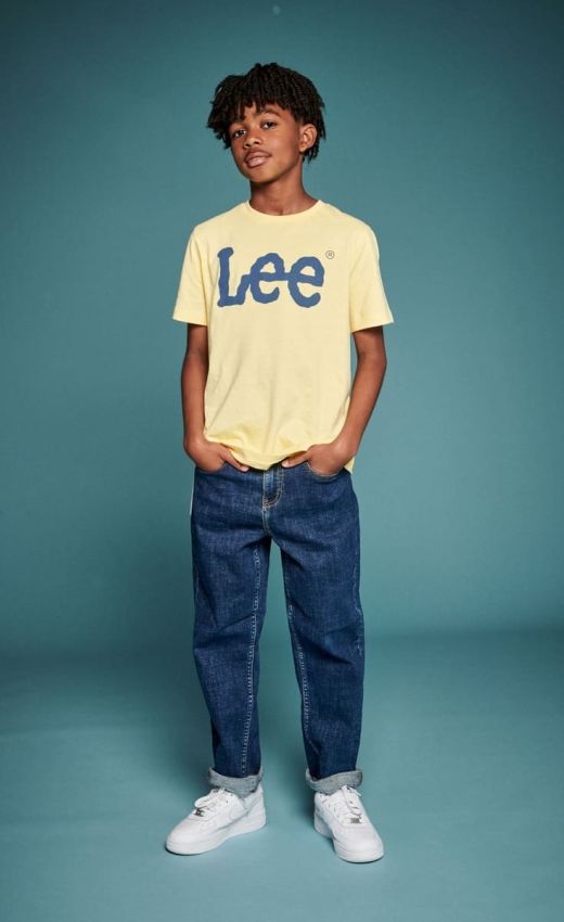 Chłopiec w koszulce Lee